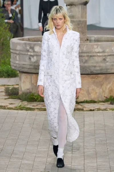 Look 24